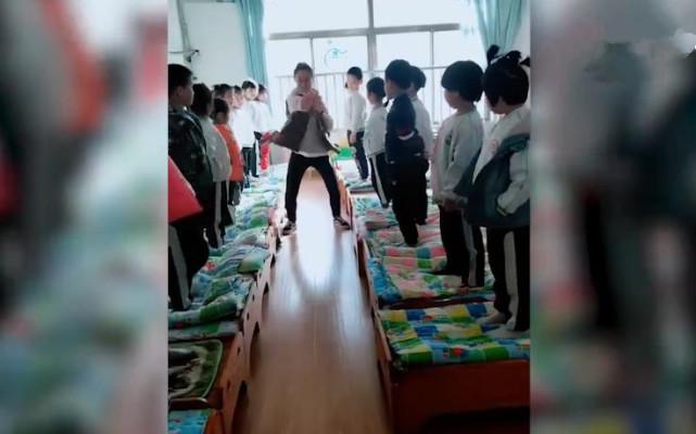 实拍: 最会玩的幼儿园老师, 我二话不说给女儿换了间幼儿园