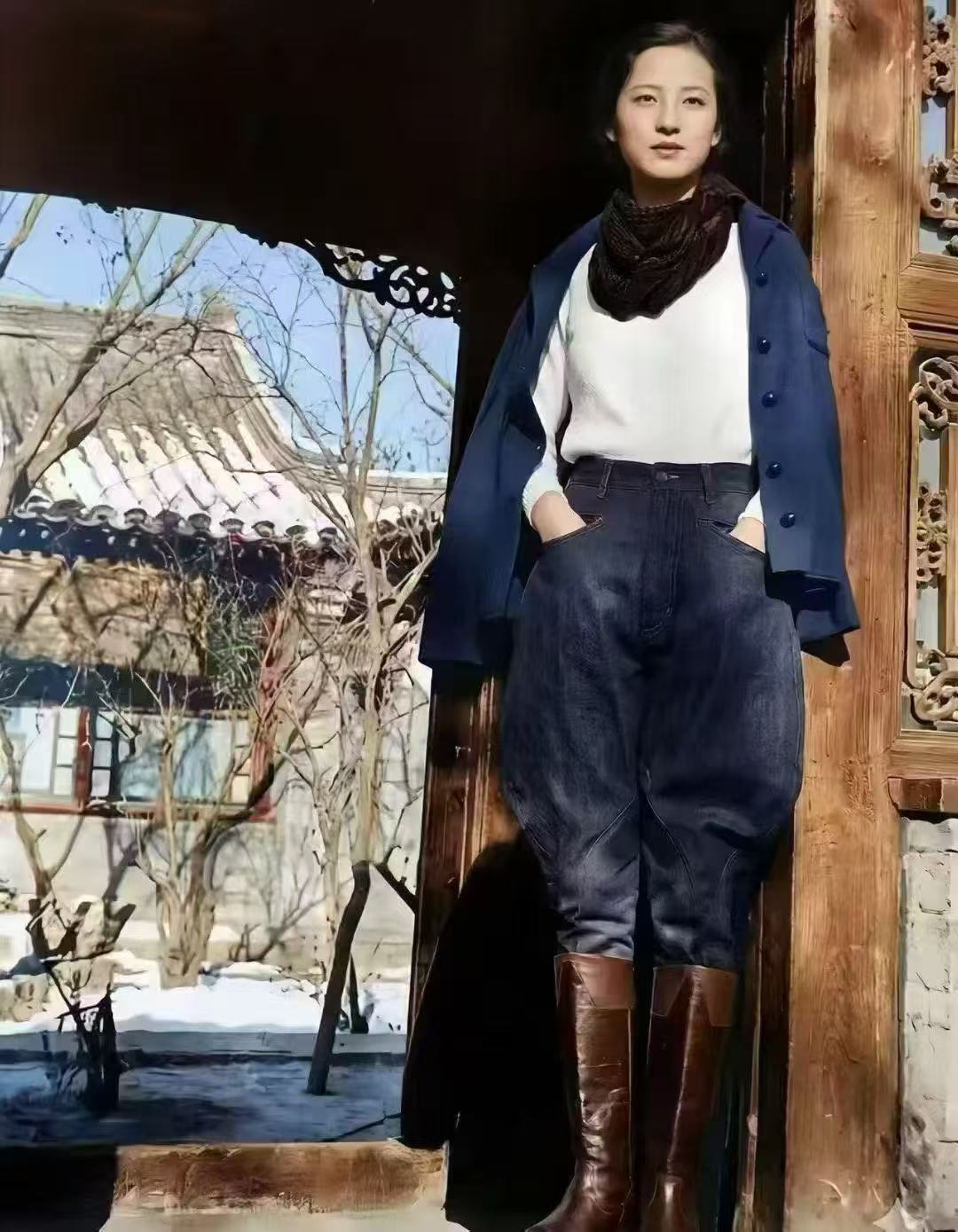 1935年，林徽因在家门口的留影，那时她三十一岁，即使以现在的审美眼光，也依然时