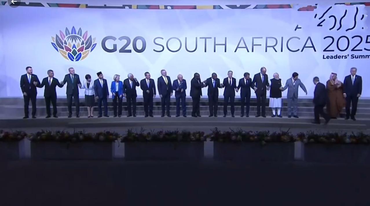 11月22日南非G20大合影中抢镜的是谁？印总理穿传统服饰惹眼，韩总统灰色西服也