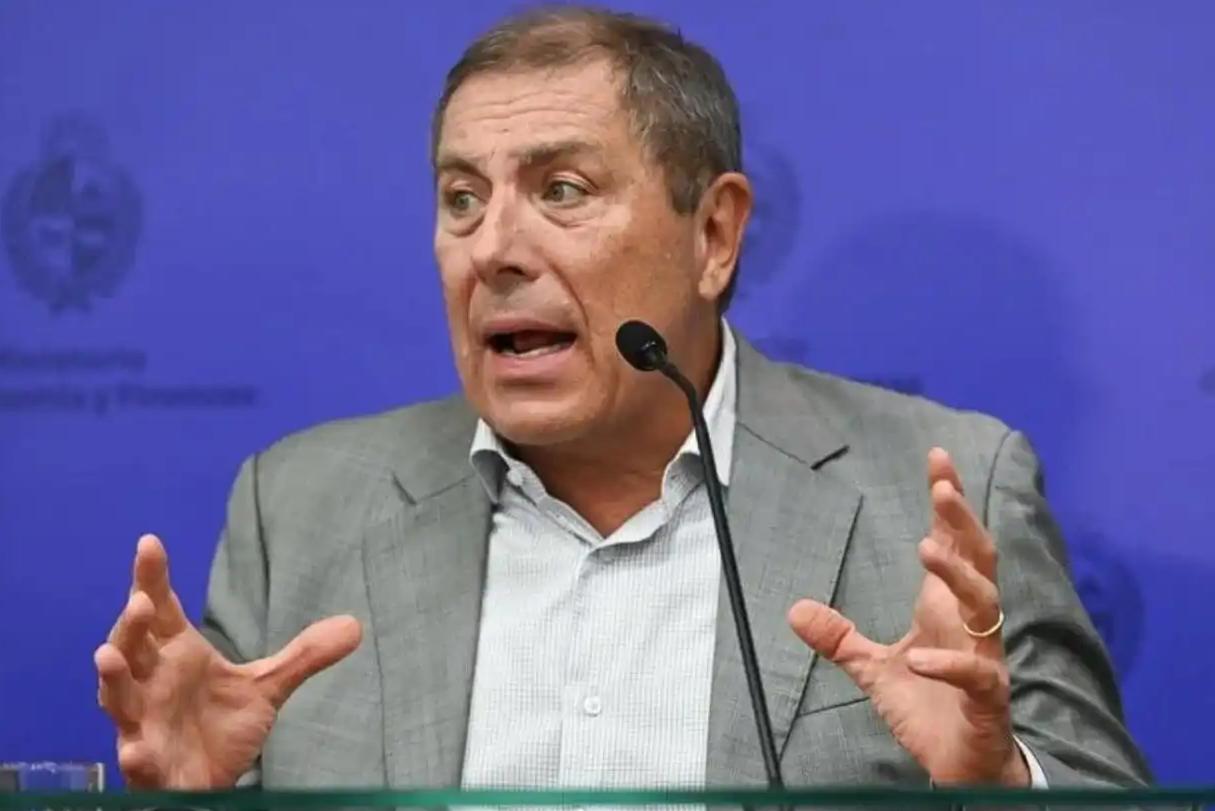 人口300多万的小国，为了中国跟美国斗智斗勇，其高层感慨：压力太大了。南美