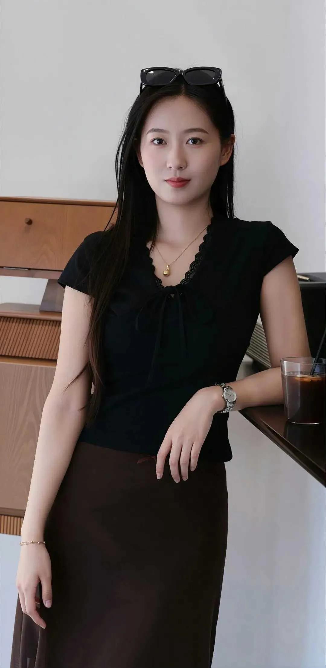 这样的知性美女，也是让人很心动的！