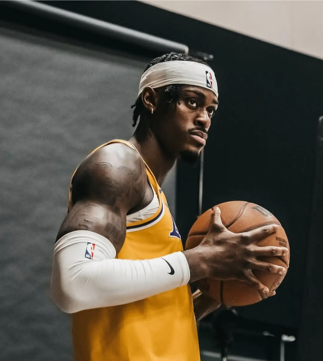 记者JakeFischer更新了湖人的交易动向，湖人有意将范德比尔特和文森特打