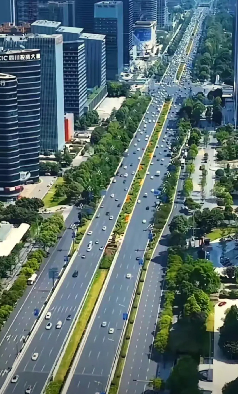 成都从来不和广州比，彼此也没有可比性。就下图这条成都城市中轴线，一条直线城市大