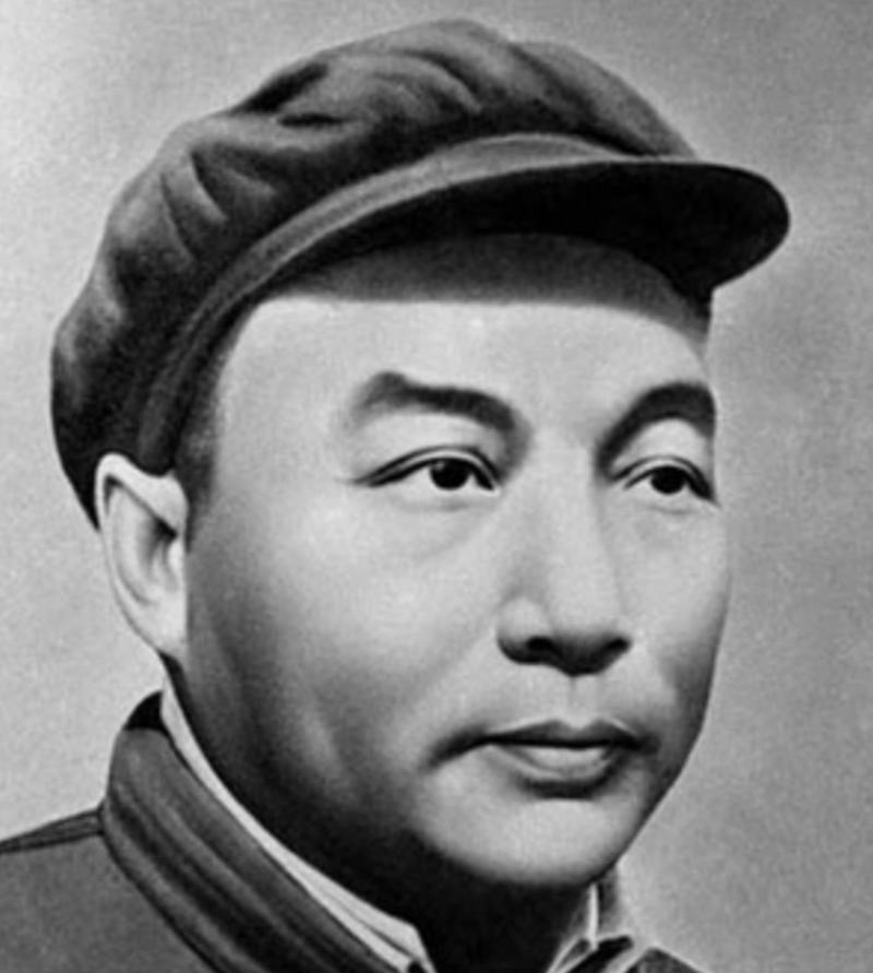 1948年，国军排长带队投诚，谁知，当他来到登记处时，文书却是大惊：“张定元，怎