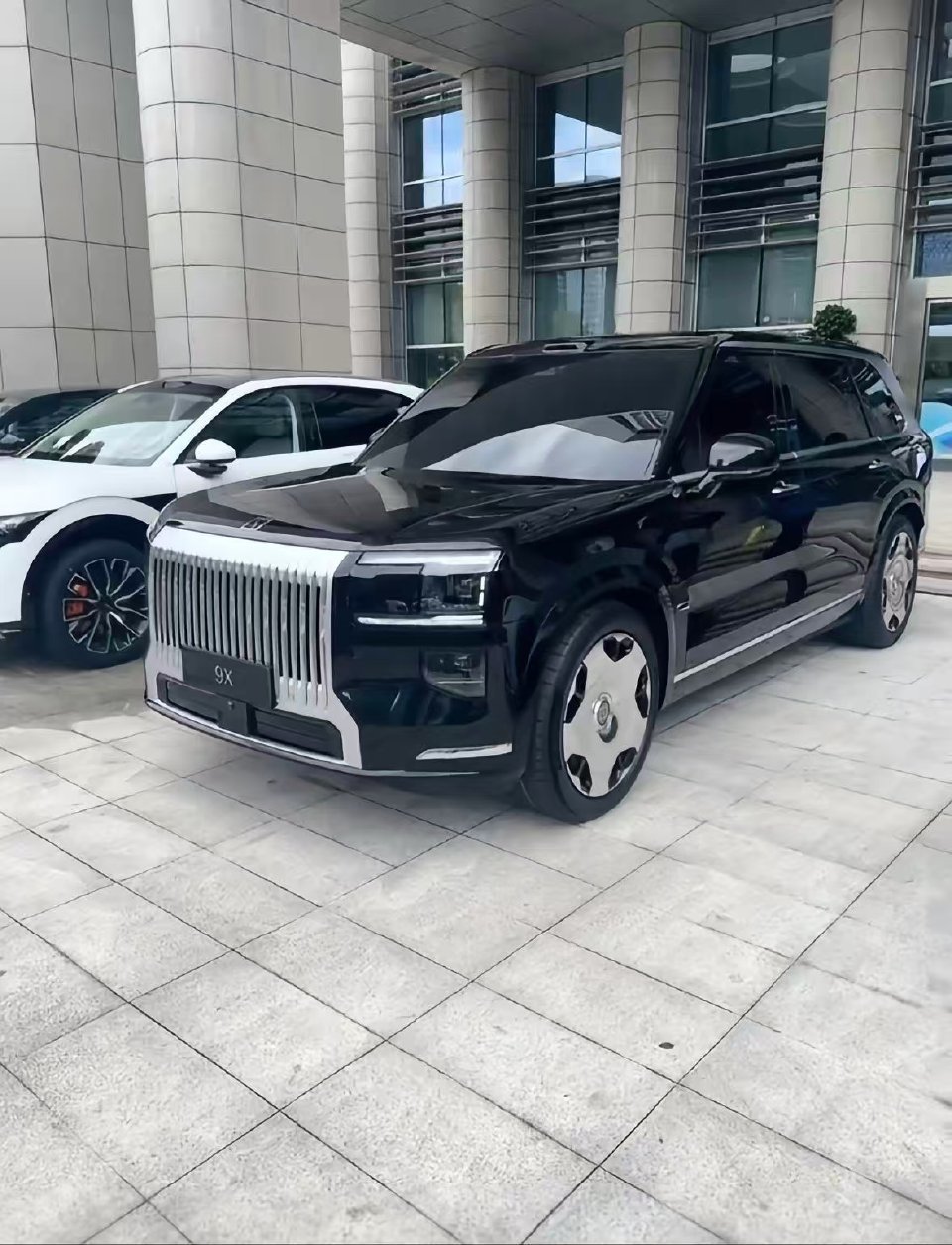 几十万的车，像劳斯莱斯的车头，极氪9X霸气吗？​​​