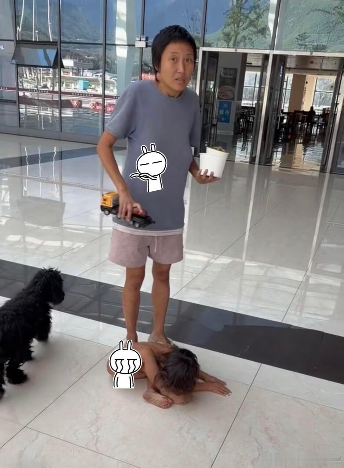 这是野人小孩的妈妈么？10.12网友拍到的……​​​