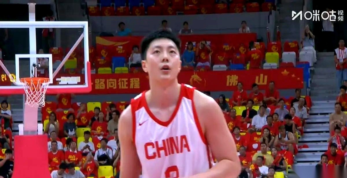 看懂胡明轩传给王俊杰的那个球，你就能看透男篮集训队里最真实的生存底色。为什么球到了胡明轩手里，他能轻