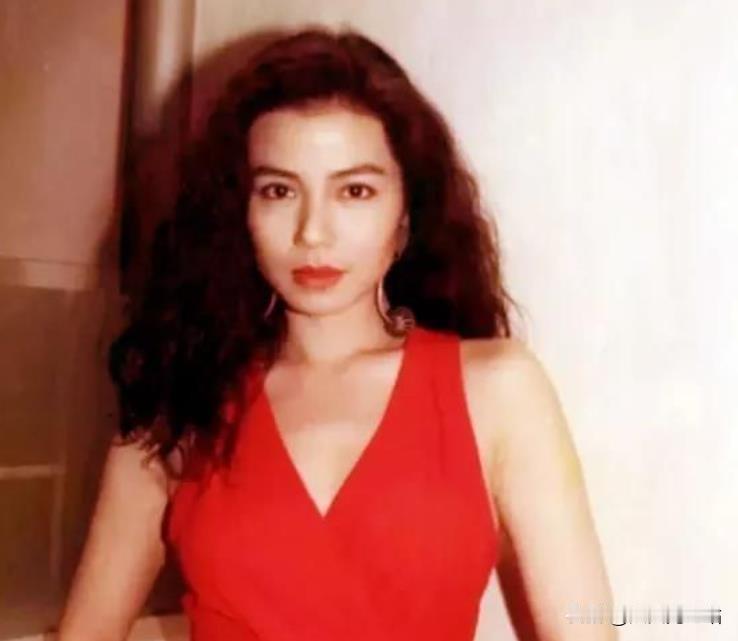 1983年，一个50岁的富商掏出一张100万的支票，色眯眯地对钟楚红说：“钟小姐