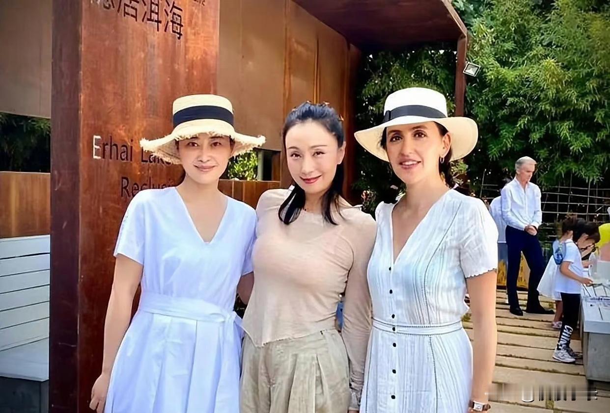刘烨老婆和梅婷同框，刘烨妻竟让梅婷显年轻十岁，不过二人气质皆佳，各有风采！梅婷