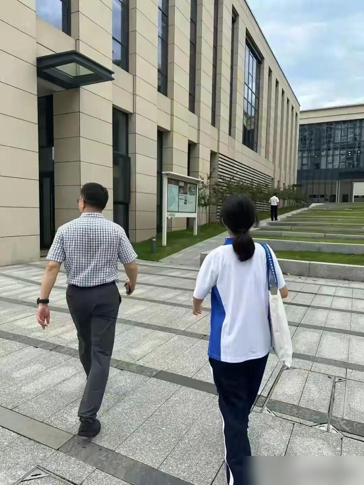 到了高中，你会发现：普通高中（包括重点高中普通班）高一一开始，孩子的成绩