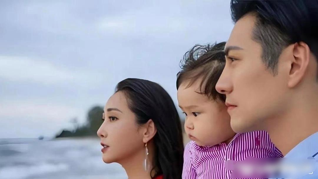 严屹宽跟杜若溪的女儿，这相貌感觉有点正正得负。