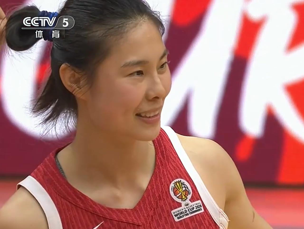 中国女篮晋级世界杯！王思雨笑得很开心，不断与张子宇互动世界杯预选赛，中国女篮迎