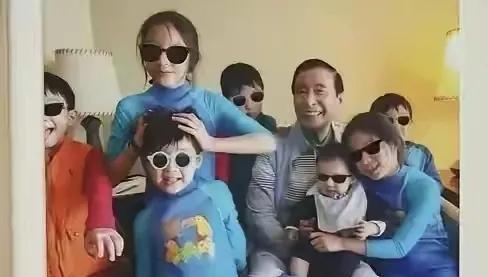 不得不说，徐子淇的两个女儿蛮护短的，跟李家杰的三个儿子一起合影，也是照顾自己的弟