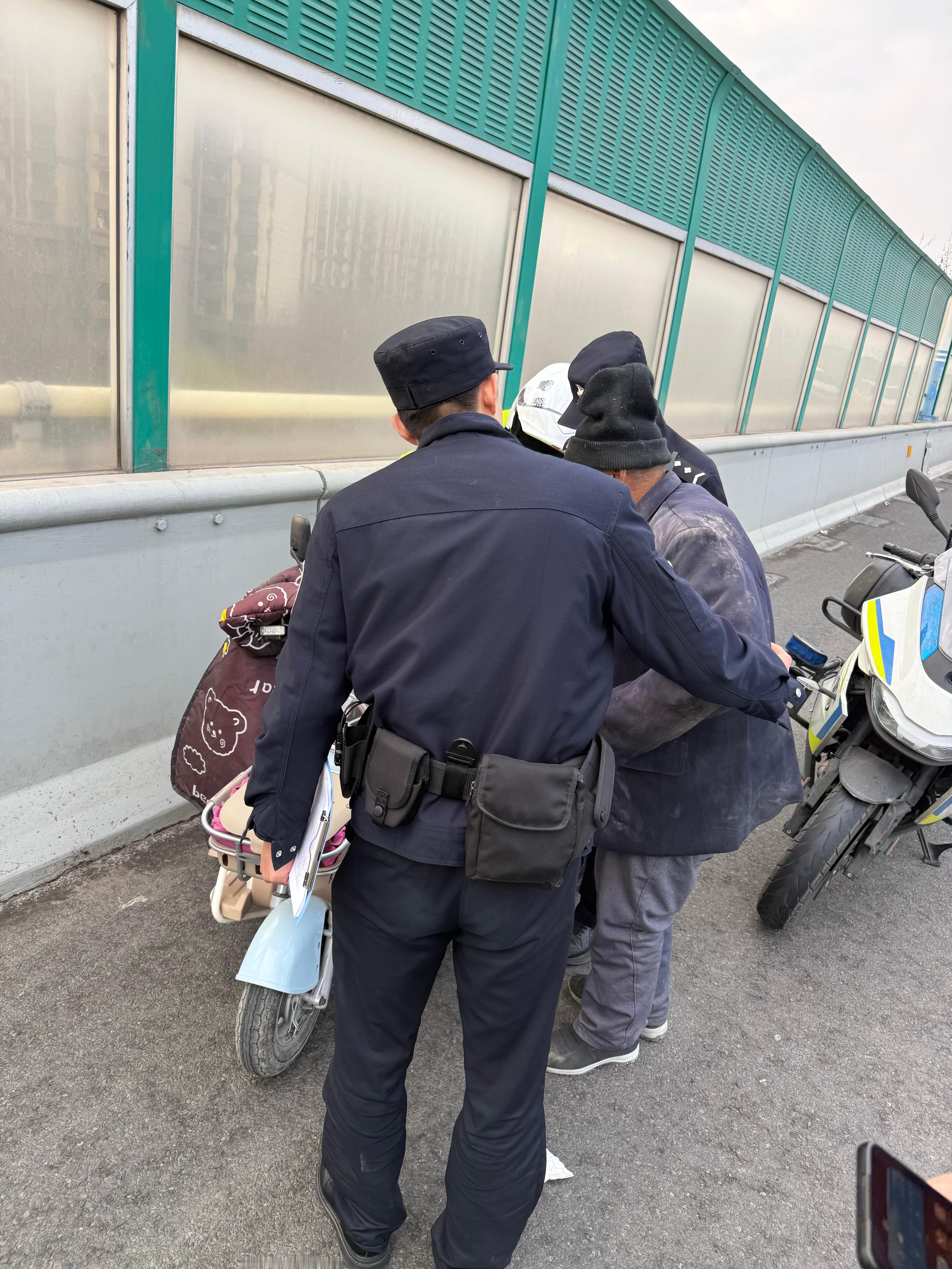 今天在济南全福立交这看到一个91岁的老爷子骑三轮跑到快速路上来了，我跟另外一个司