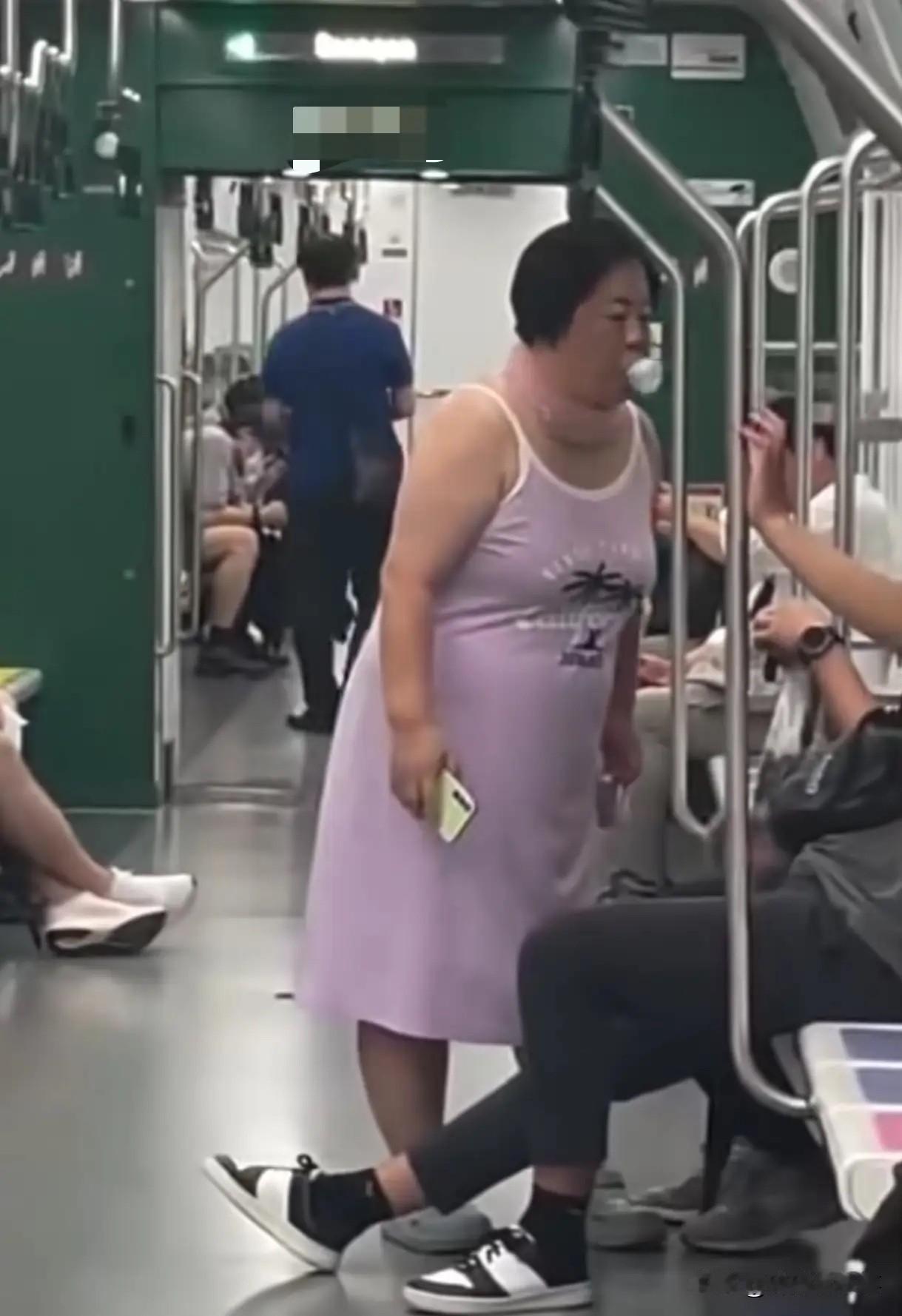 大妈真会玩呀？这种行为算骚扰吗？穿吊带的胖大妈举着泡泡棒，专往帅哥脸前凑，一个