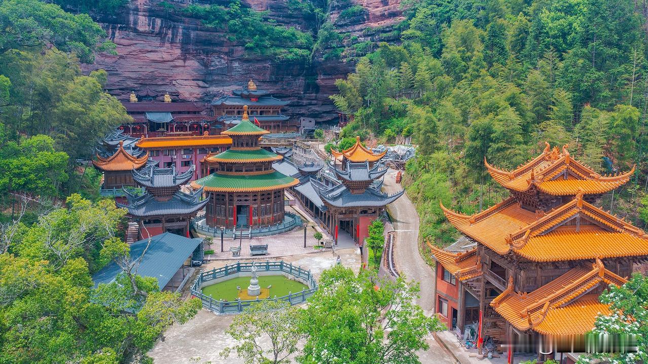 这里是泰宁风景旅游区中的丰岩禅寺，丹霞山下岩洞中的寺庙建筑群，建筑古典又有特色，