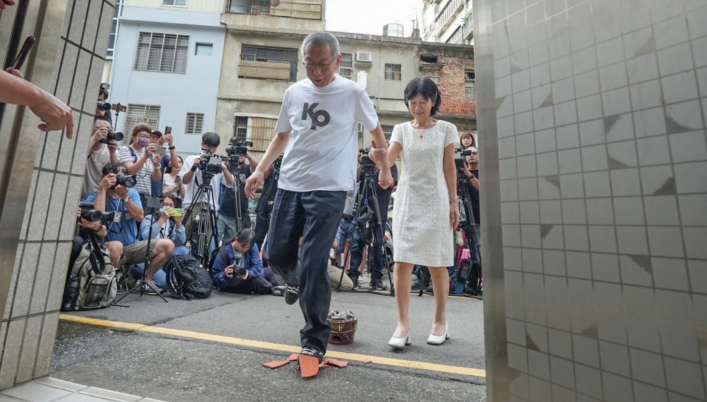 被关一年，柯文哲为什么今天能出来？柯文哲今天出来，据说是邱毅仁给赖清德出主意，