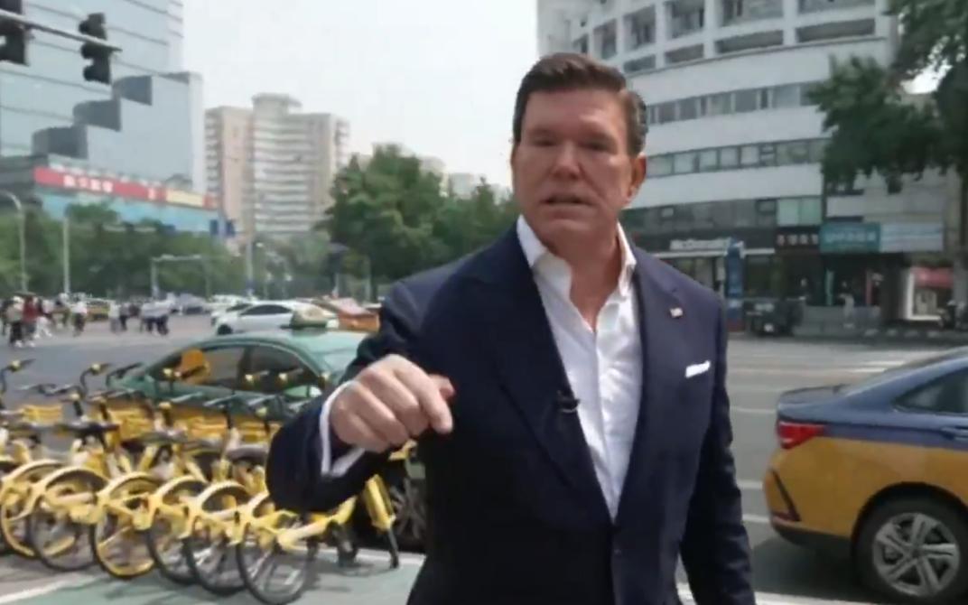 福克斯记者抱怨，北京大街上到处都是摄像头，仅违章2分钟就罚款40美元！5月1