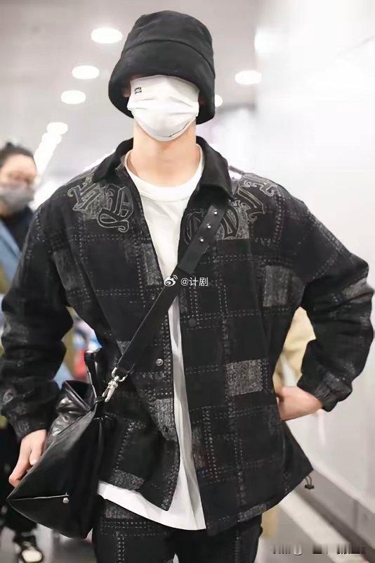 李昀锐这波操作真是太绝了，连夜搬去和剧组工作人员同住，妥妥的最佳单身证明啊！这娱