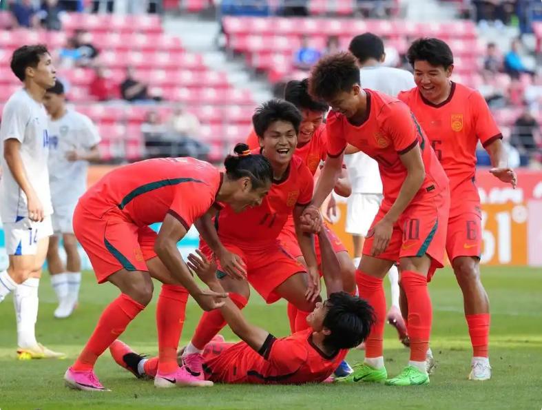 这支U23，散了。名古屋亚运会铜牌战，点球赢了乌兹别克斯坦。赛后更衣室里没人走