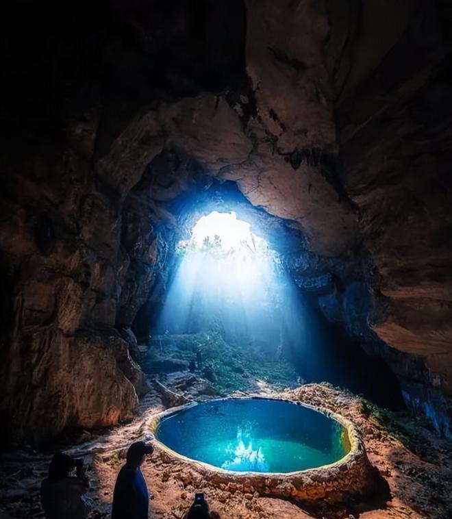 1965年，一地质队在浙江遂昌发现金矿源头的水坑，三年都无法抽干水坑中的水，10