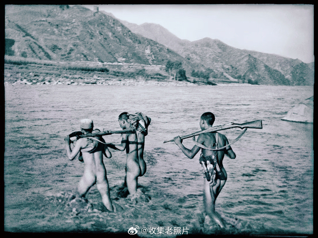 1939年，易县。八路军泅渡拒马河，准备袭击紫荆关的鬼子。那时没桥，穷人泅渡过河