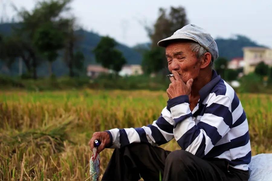 农村老人晚年该何去何从？居家养老模式已经彻底结束。养儿防老的传统观念也已成为