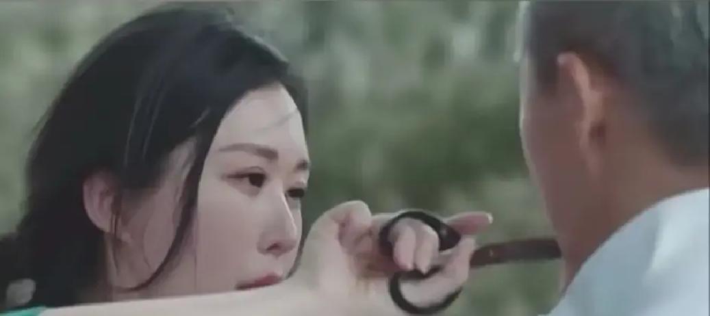 她给72岁王石剪胡子，全网看呆镜头里一把小剪刀上下翻飞，碎胡子簌簌落进托盘