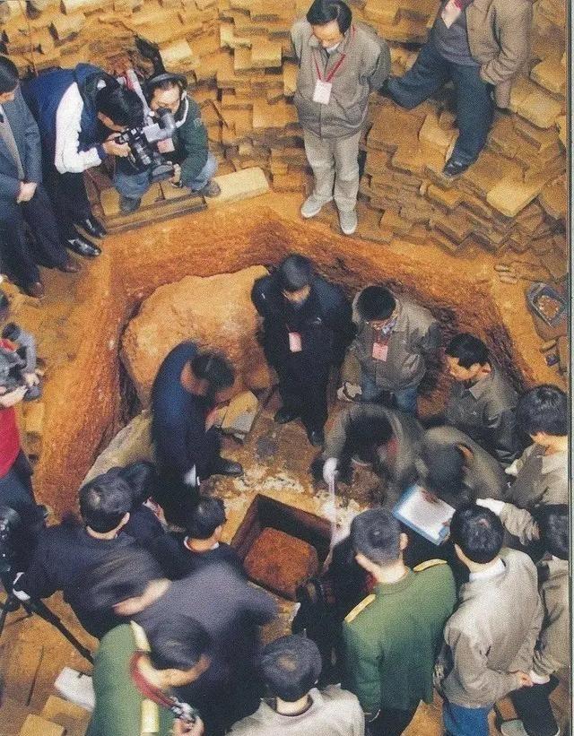 1924年，雷峰塔突然倒塌。人们害怕白蛇出塔，纷纷呼喊：“快跑啊，雷峰塔倒了，白