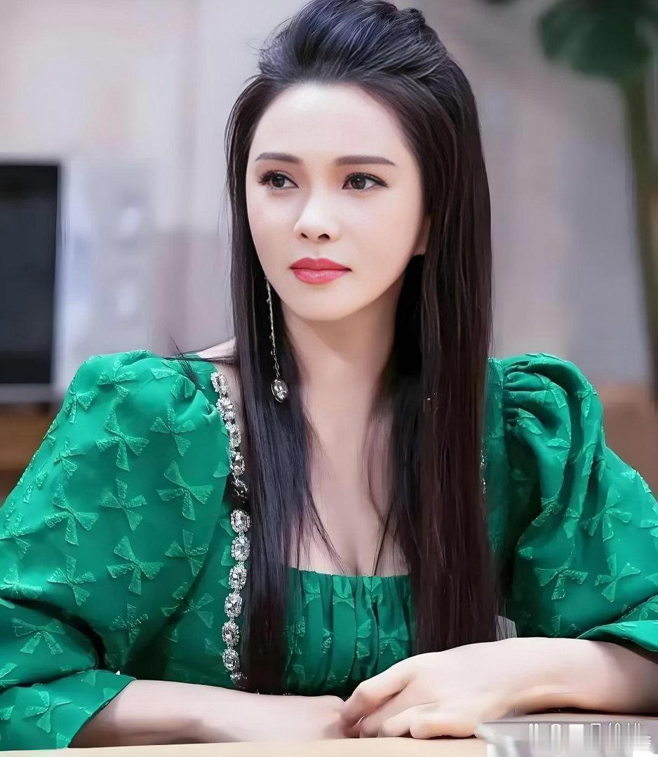 伊能静终于坦言承认了，自己和秦昊的婚姻已发生变化，在采访中她明确表示：“我们没有离婚，只是现在各自过