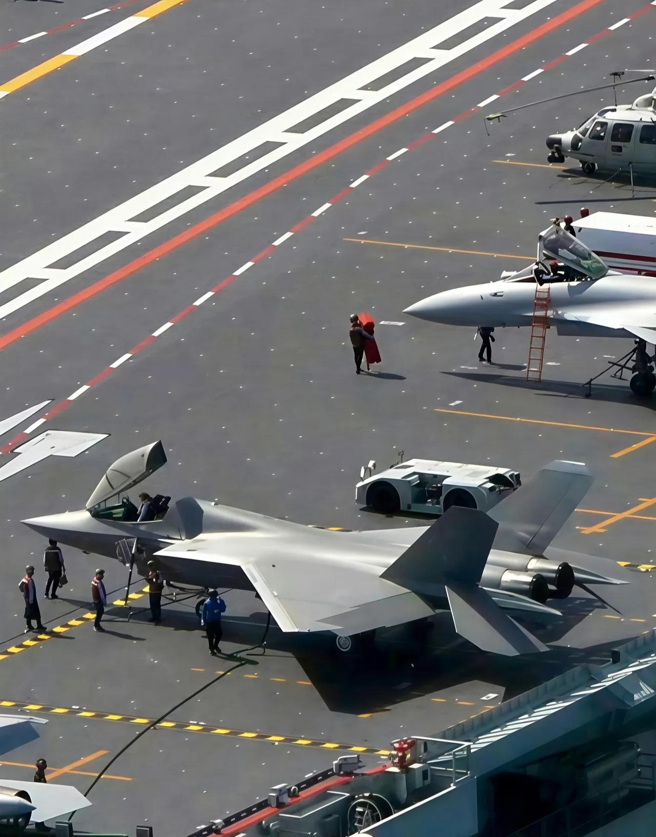 战斗机登机梯，各有各的设计。放在机身里的收缩式，设计复杂，且容易增加飞机重量，