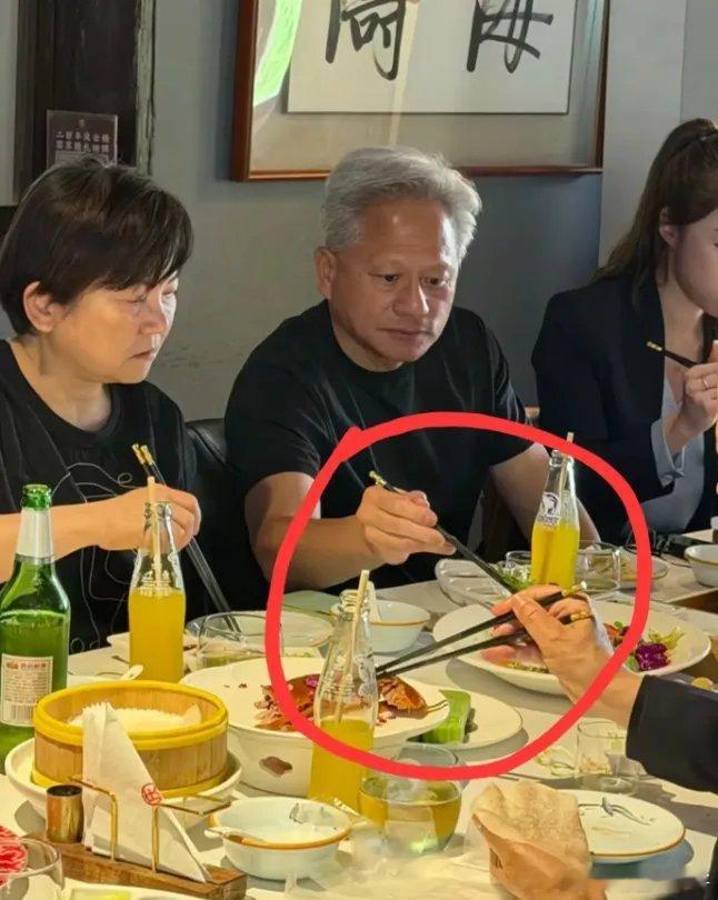 黄仁勋这趟北京行，简直是手把手教咱们怎么“搞钱”！随手喝杯8块钱的蜜雪冰城，直接