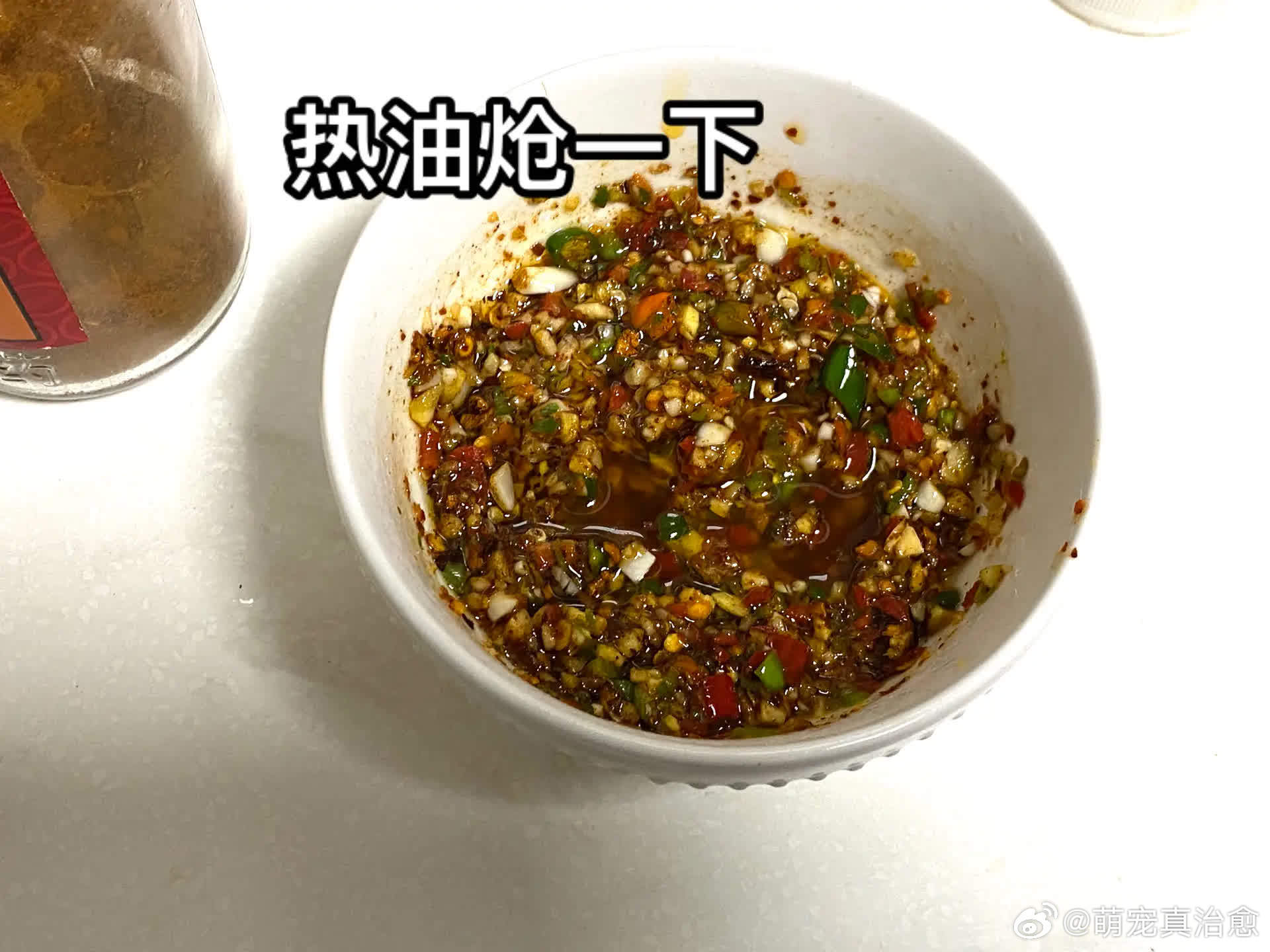 你们要的万能蘸水教程来了。封区这几天我一直吃的这个蘸水很多人想学：小米辣和条椒颜