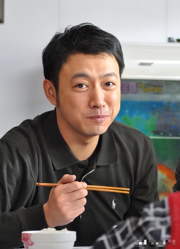 🌞2008年，《潜伏》开拍，有个情报贩子“谢若林”一角，本着肥水不流外人田