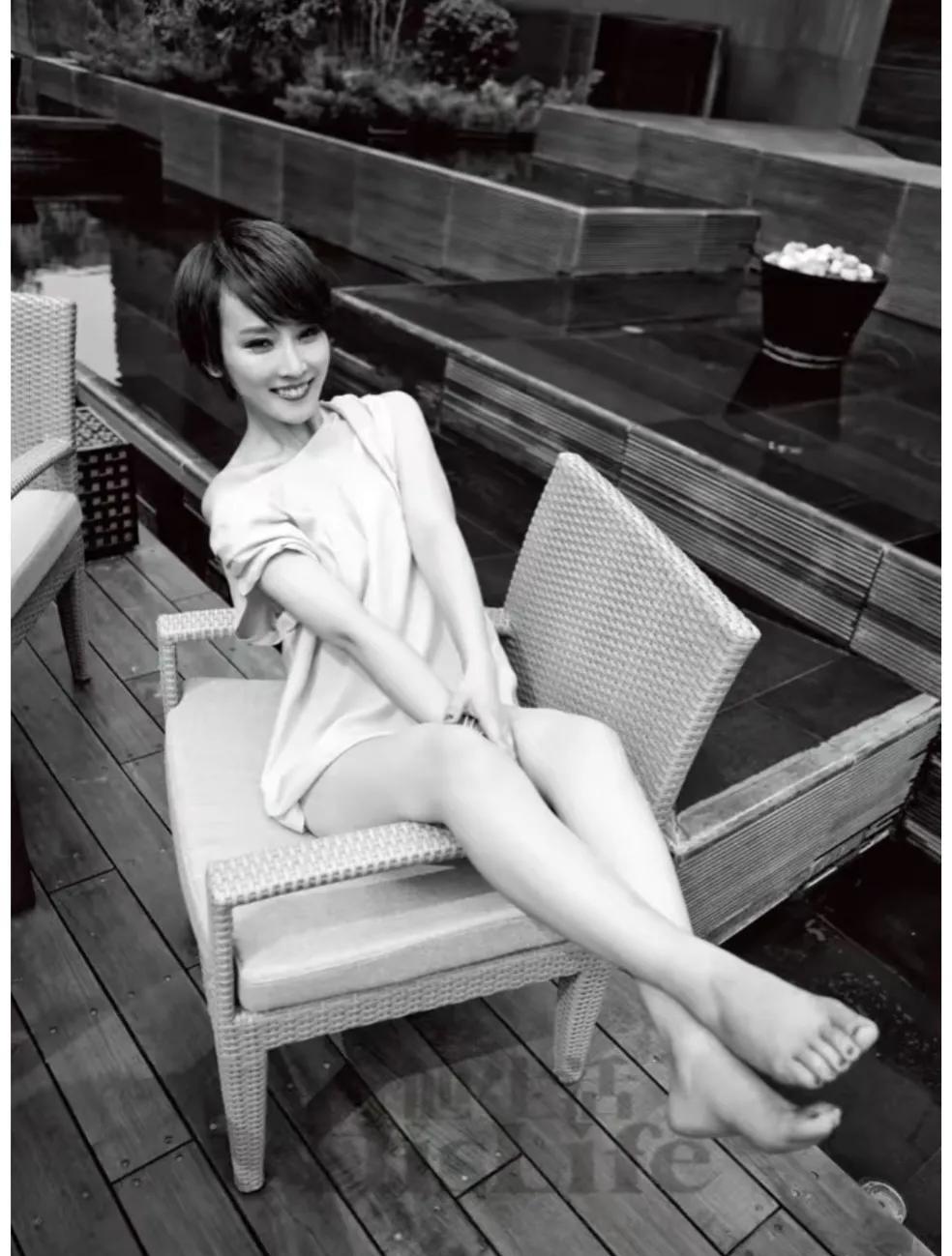 吴京老婆，谢楠。别看脸瘦，脚丫子可是胖乎乎的。