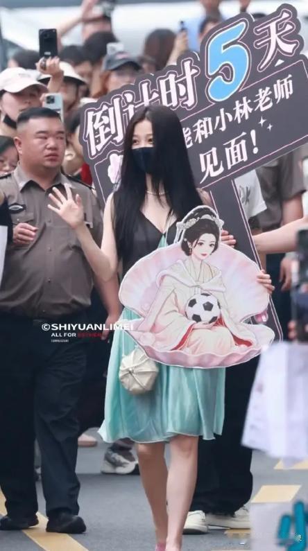 虞书欣怀抱蚌精玩偶上班笑容甜美可爱俏皮