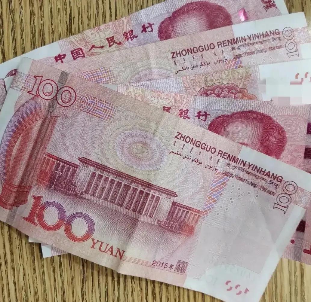 我表妹三个月前开始使用现金，不再用微信、支付宝，她告诉我，自从重新使用现金，三个