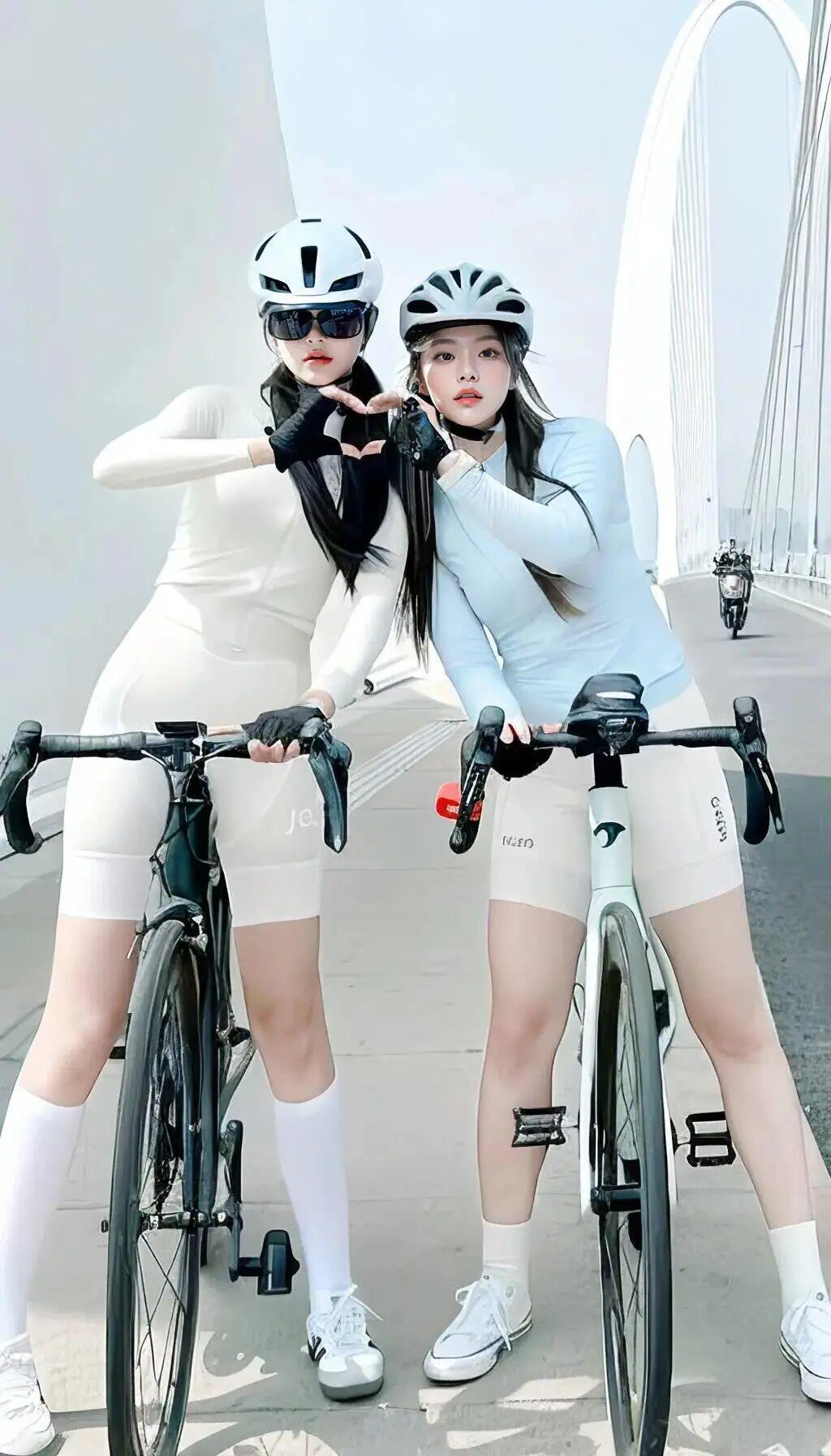 姐妹骑行打卡，那画面青春活力感直接拉满！骑行的女生超独立，一台单车、一处风景就