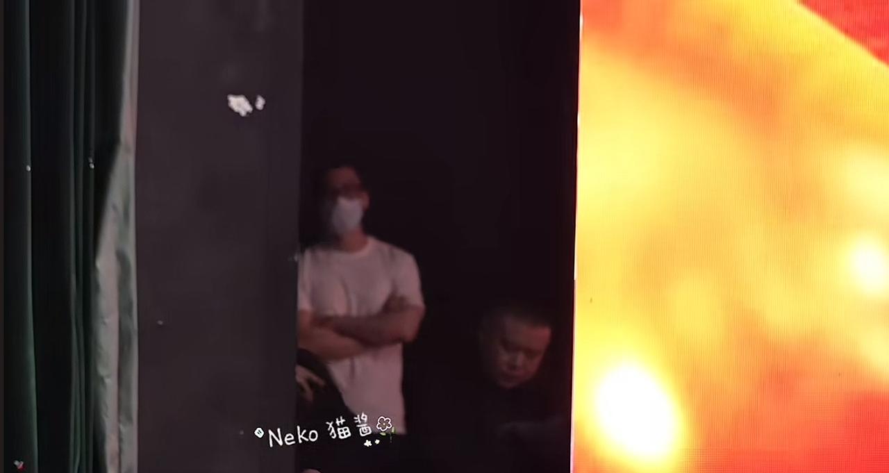 【岳云鹏越来越有郭德纲的影子，这就是德云社的传承！】近日，岳云鹏在侧目条观看自
