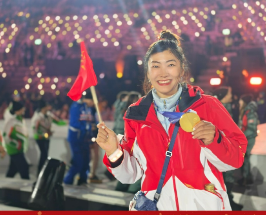 从上届冬奥会的闭幕式旗手，到这届冬奥会的方阵代表、摄影达人，闭幕式上的徐梦桃一直