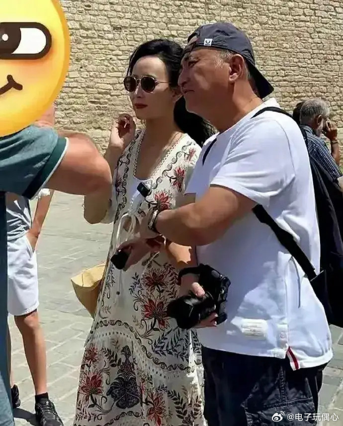 47岁胡静跟老公在土耳其游玩，胡静打扮得像贵妇，老公有点发福
