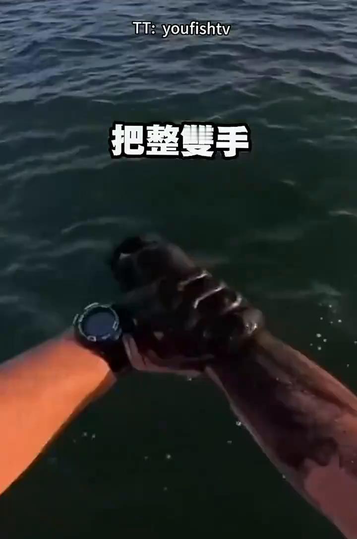 双手涂黑只需一秒，洗掉却要整整十天！钓鱼大叔沾到鱿鱼墨汁，故意抹满双手。黑色
