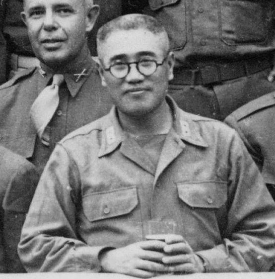 1961年，被关押了12年的廖耀湘，走出了功德林战犯管理所。门口的阳光有些刺