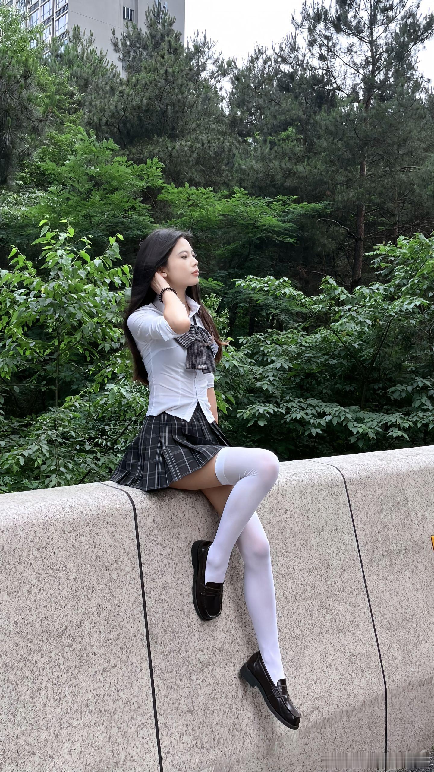 就喜欢过膝白丝膝盖处的褶皱～​​​