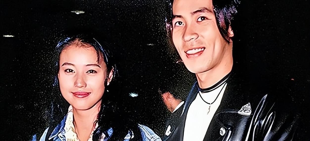 你绝对想不到，当年那部风月片里的男配，现在手上沾着香灰。十七年没拍戏的林伟亮，