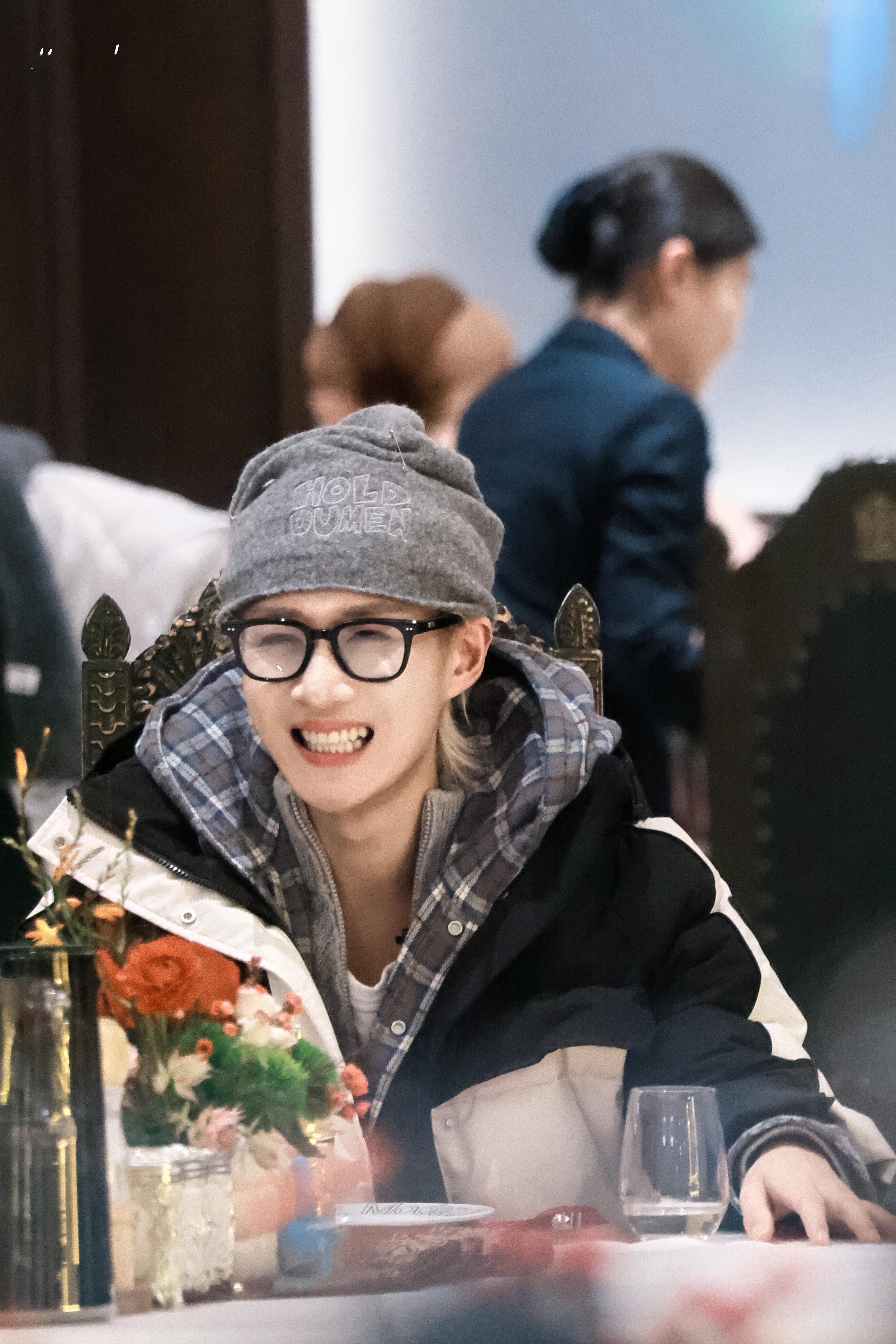 💜爱是一遍又一遍的重复不同瞬间的心动。我会比今天更爱你了，我昨天也是这么想的。