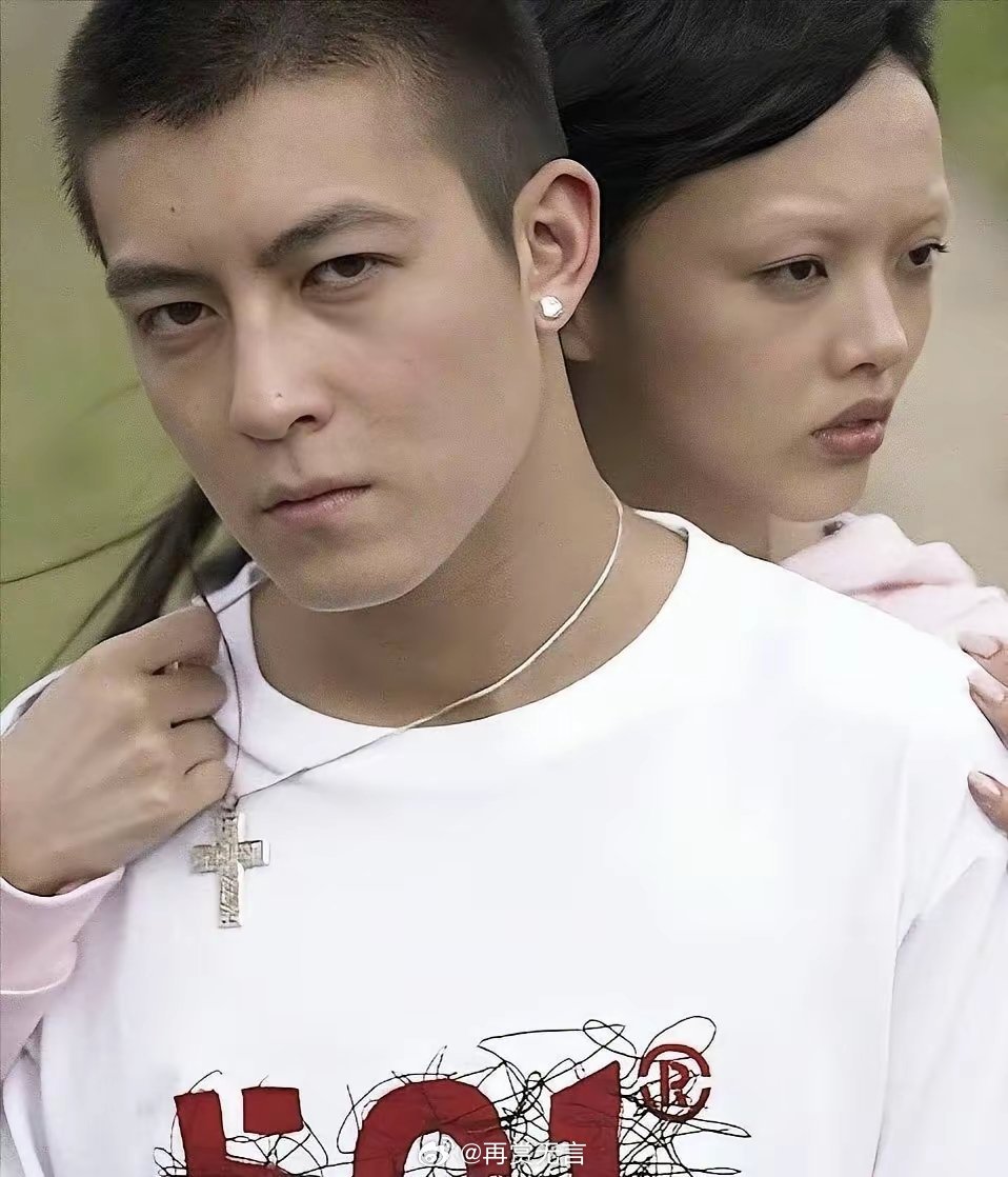 陈冠希后面的女明星是谁？怎么感觉有点像张韶涵。