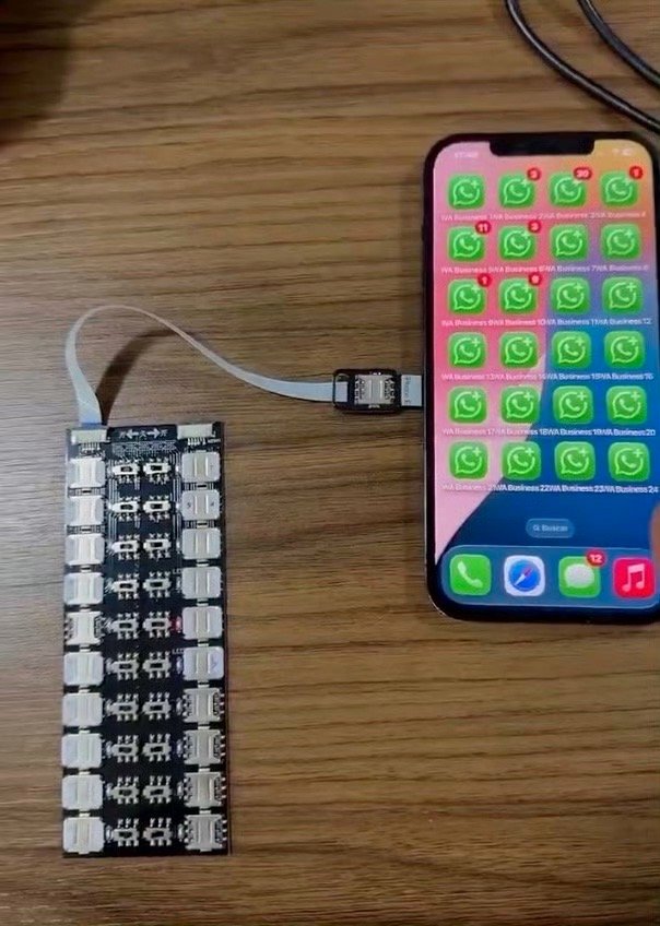 网友演示了一种可以将20张SIM卡连接到同一部手机的设备