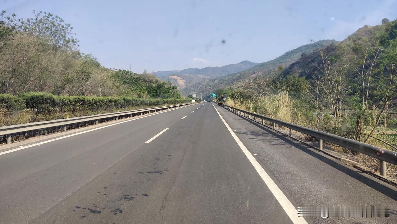 今天有一瞬间，想直接回公司辞职了。公司有三个客户，关系非常铁，最近接连做活动，