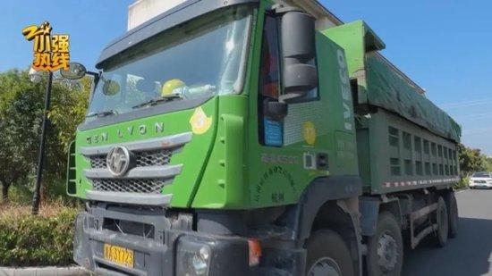 货车因在高速漏油被扣车，罚款11万才能开走，司机：车卖掉才值